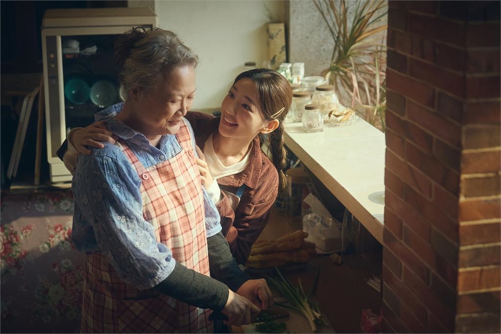 53歲氣質女星鄭家榆拋玉女形象!宣告「轉行當里長」跳廣場舞畫面流出