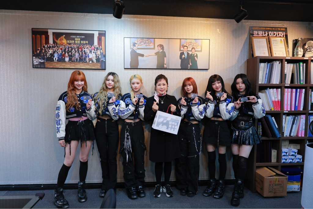 女團「幻藍小熊」為台爭光!在韓勇奪新人獎還打破「這紀錄」