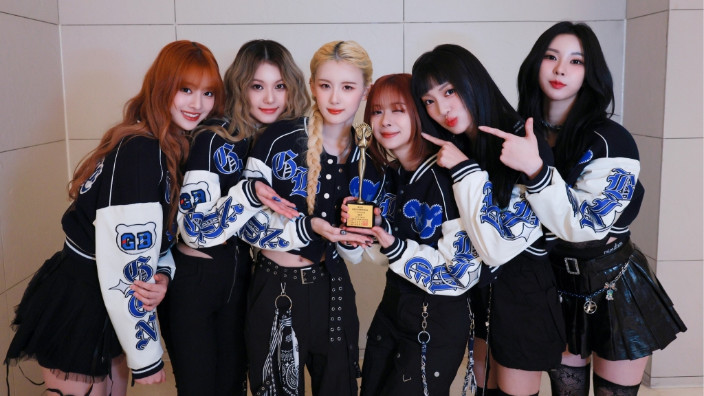 女團「幻藍小熊」為台爭光！在韓勇奪新人獎還打破「這紀錄」