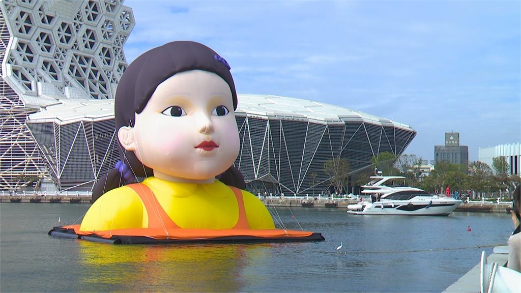 超巨大「英熙娃娃」矗立愛河灣! 魷魚遊戲進攻高雄港辦粉紅趴