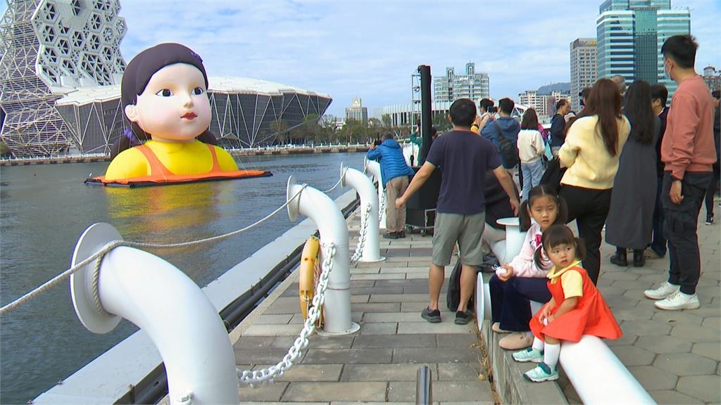 超巨大「英熙娃娃」矗立愛河灣! 魷魚遊戲進攻高雄港辦粉紅趴