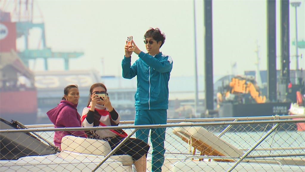 超巨大「英熙娃娃」矗立愛河灣! 魷魚遊戲進攻高雄港辦粉紅趴