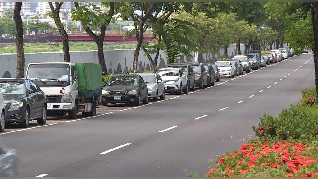 一堆人搞錯…路邊停車打「方向燈or雙黃燈」？警曝正解：違規恐罰3600元