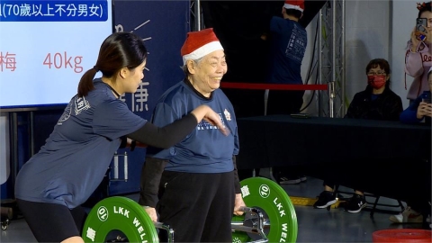 銀髮長者也瘋「健身」？　92歲健力阿嬤硬舉震撼全場