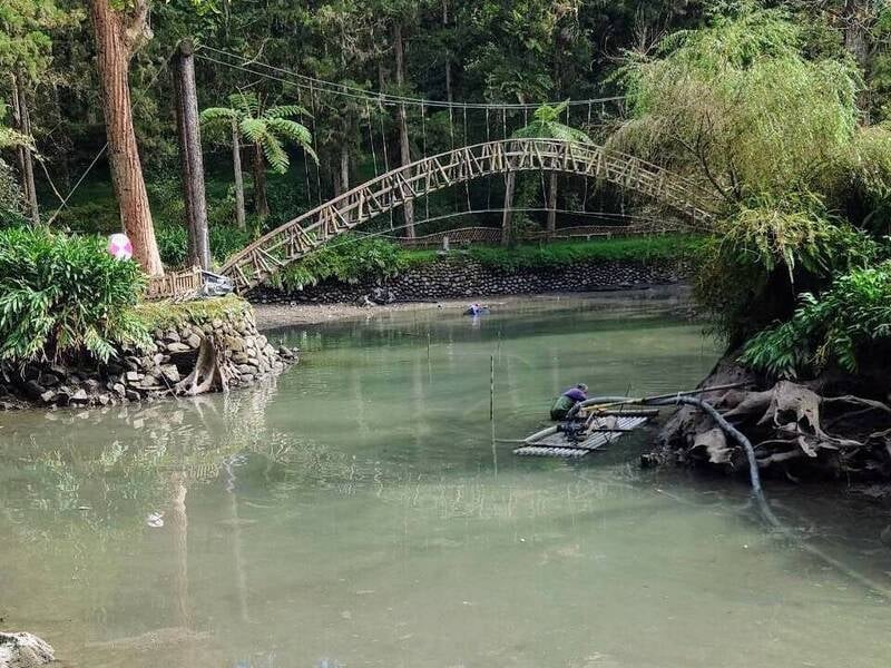 扯！溪頭大學池清淤畫面太驚人　「挖出大量iPhone」還有空拍機