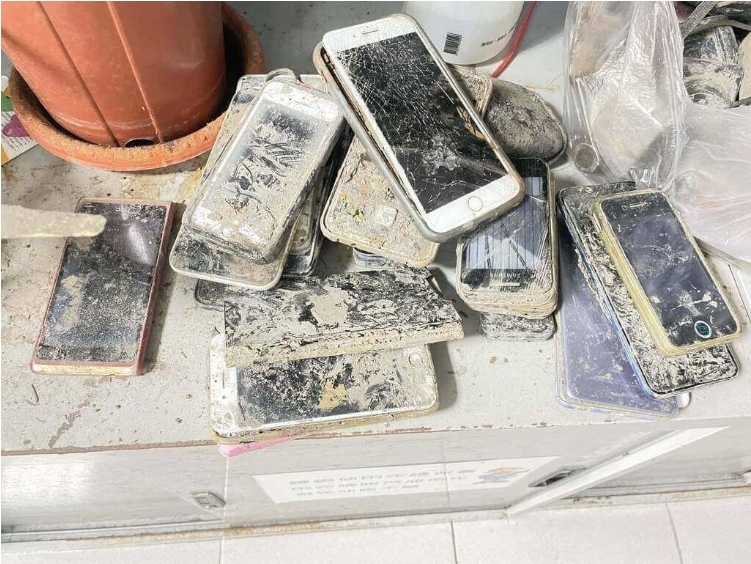 扯！溪頭大學池清淤畫面太驚人　「挖出大量iPhone」還有空拍機