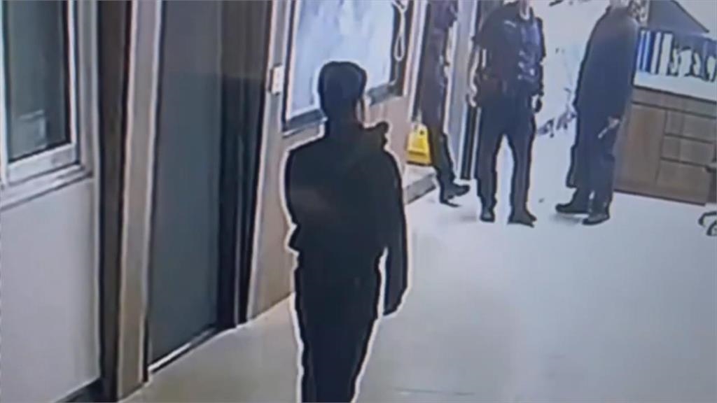 「迷航鸚鵡」飛派出所「求救」 腳環電話讓飼主找回愛鳥