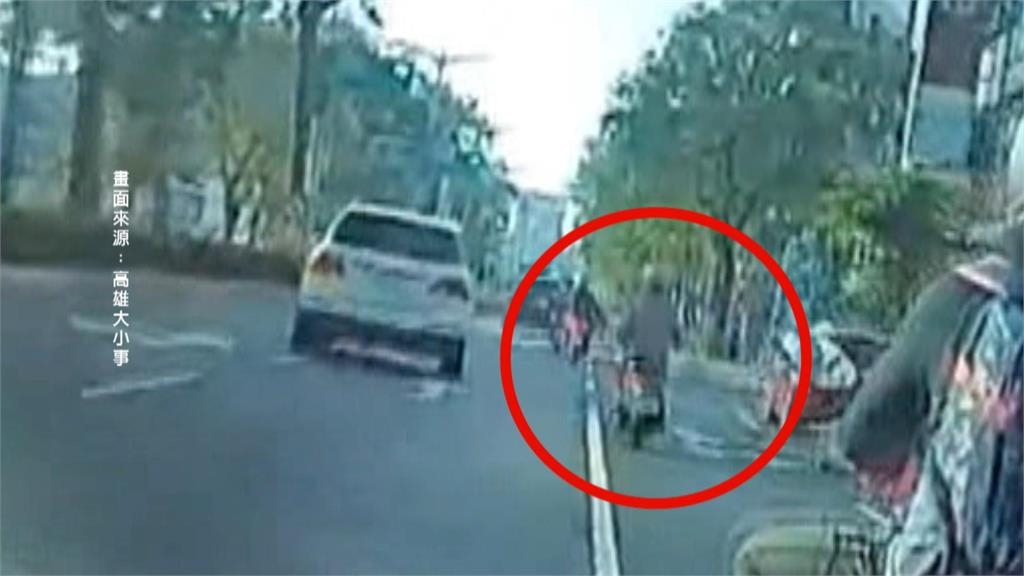 有影／高雄騎士疑天冷「單手插口袋」　闖紅燈、未打方向燈遭檢舉
