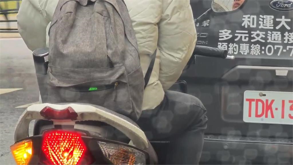 有影／高雄騎士疑天冷「單手插口袋」　闖紅燈、未打方向燈遭檢舉