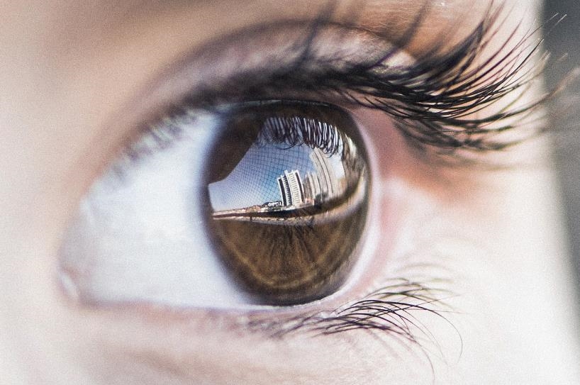 婦人問白內障術後多久能「開機」？醫師幽默回應：遵守「四不原則」