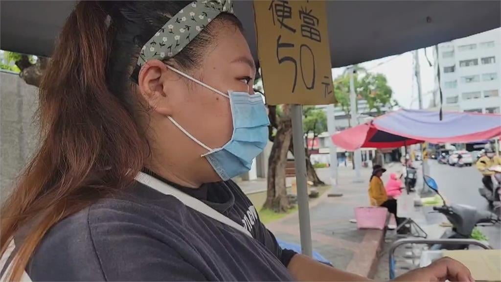 屏東佛心小吃店 大雞腿便當僅50元人潮搶買