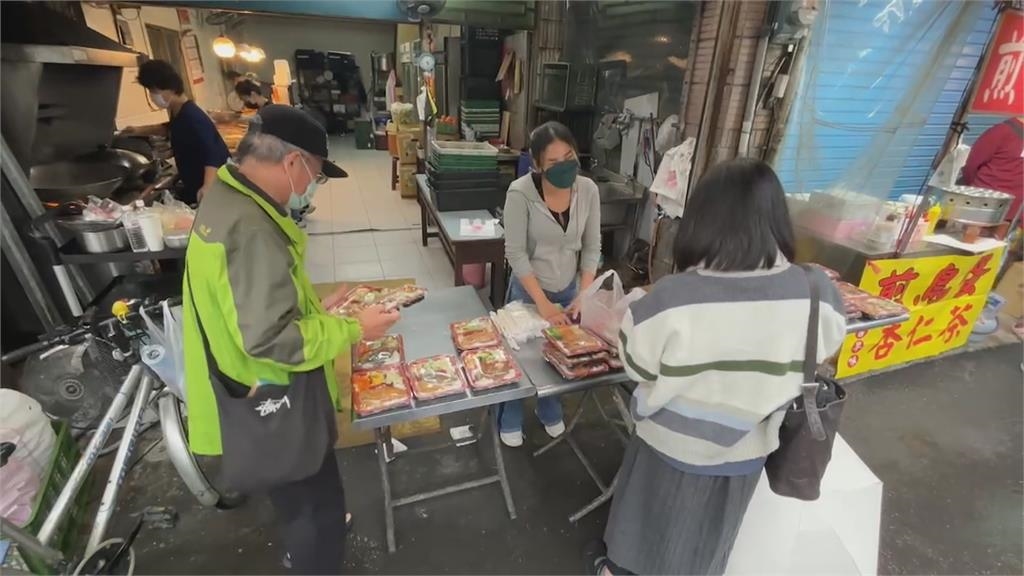 屏東佛心小吃店 大雞腿便當僅50元人潮搶買