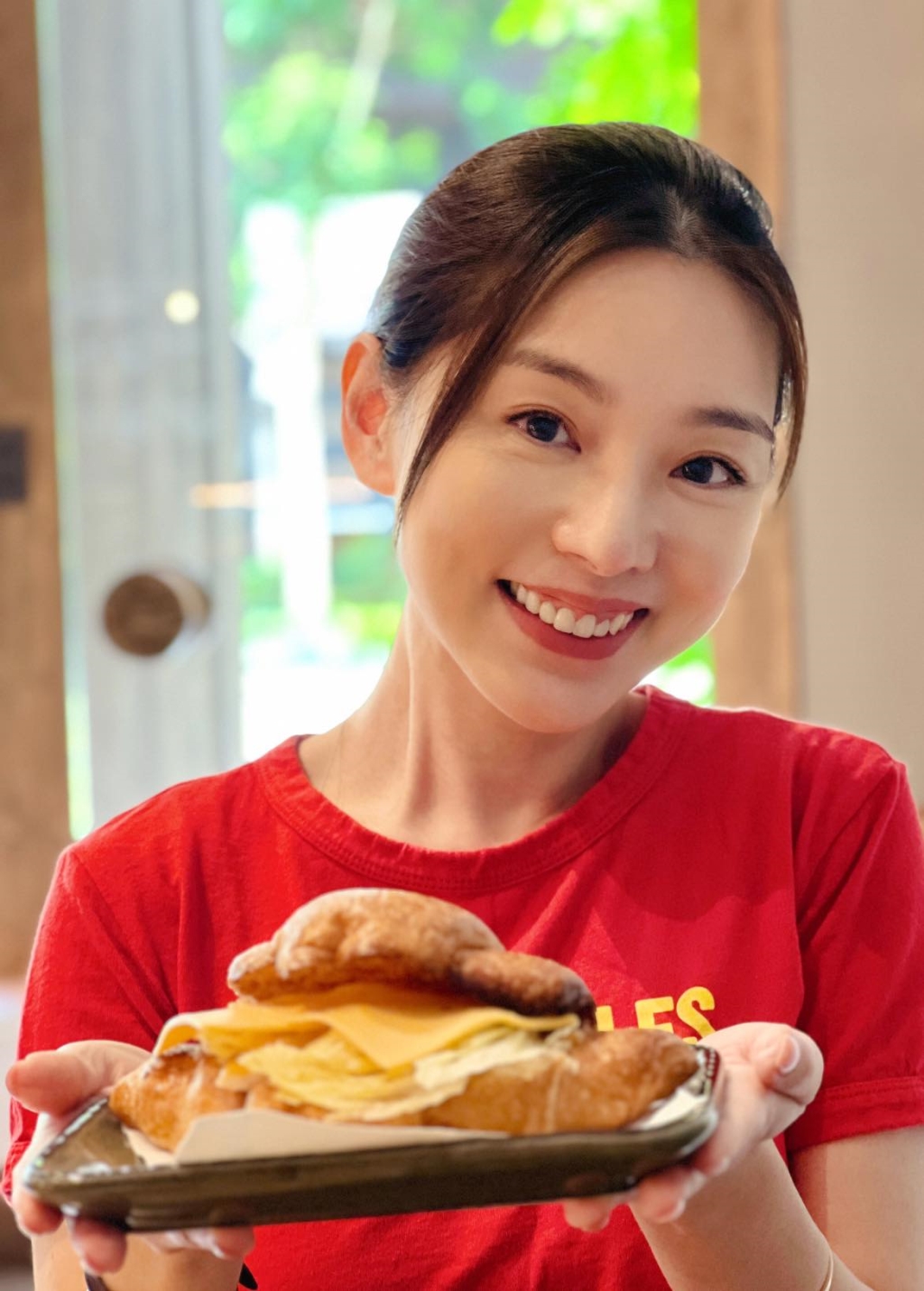 謝京穎、賴芊合都遭殃！聖誕交換「怪」禮物　拆開見「成人用品」余祥銓哭笑不得！