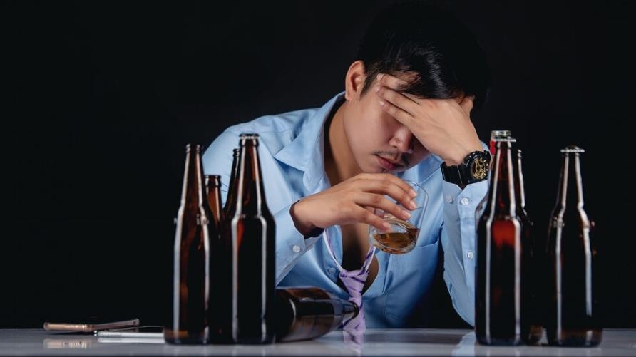 年末派對季如何健康飲酒與解宿醉?5招降低宿醉風險 營養師授撇步