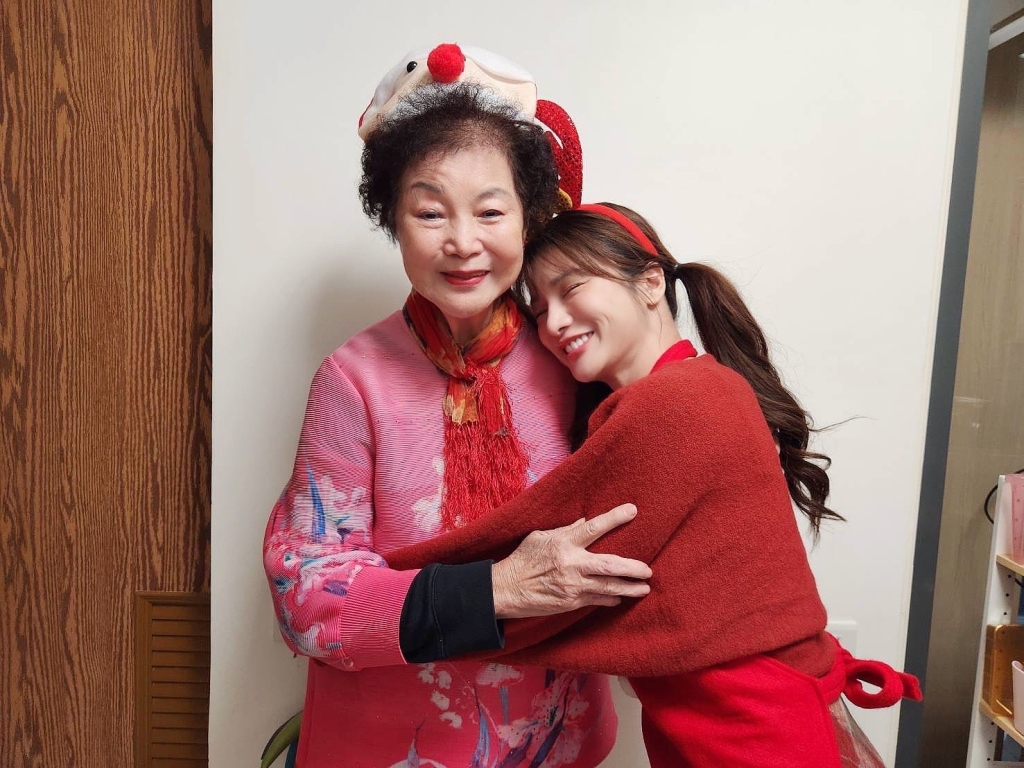 「零死角女神」林岱縈化身聖誕女郎！不畏天冷暖心送餐關懷社區獨老