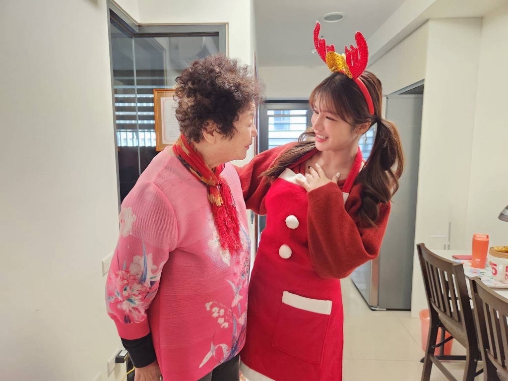 「零死角女神」林岱縈化身聖誕女郎！不畏天冷暖心送餐關懷社區獨老