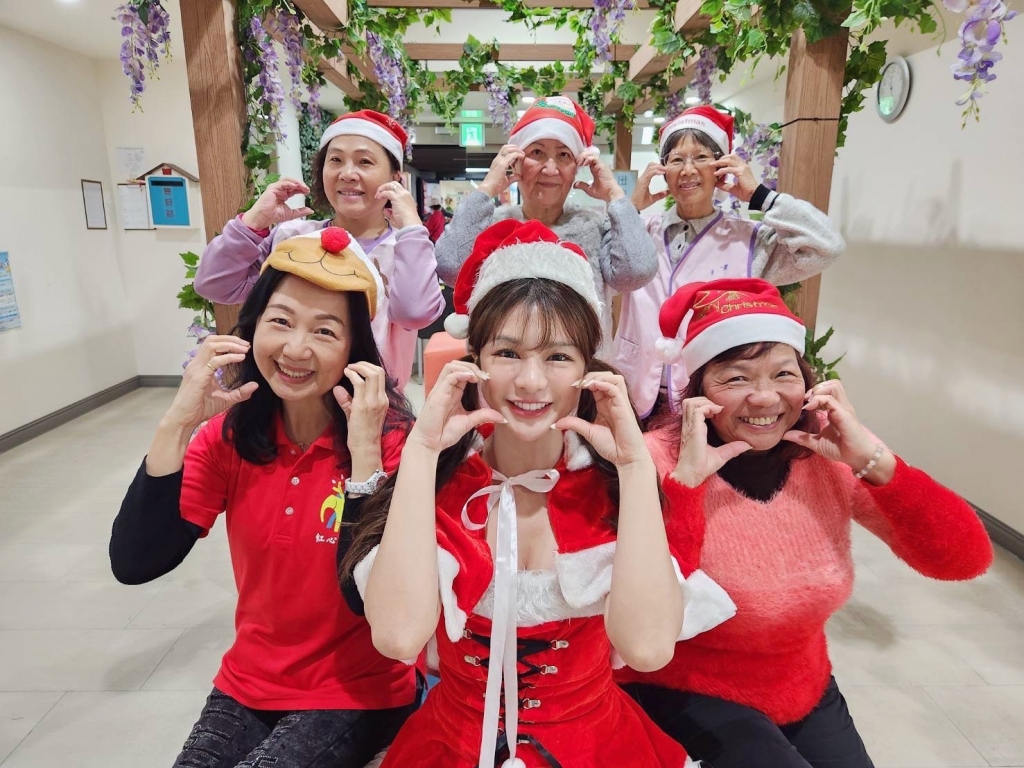 「零死角女神」林岱縈化身聖誕女郎！不畏天冷暖心送餐關懷社區獨老