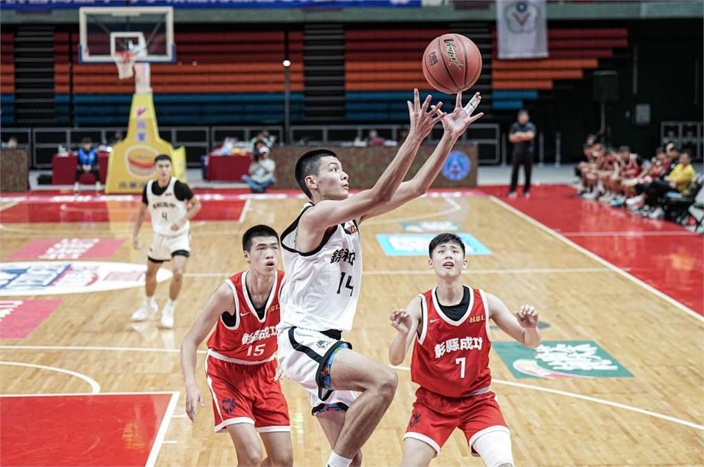 HBL(影)／「混血王子」歐瑞克狂抓籃板+扣籃　錦和高中大勝彰縣成功高中晉級8強