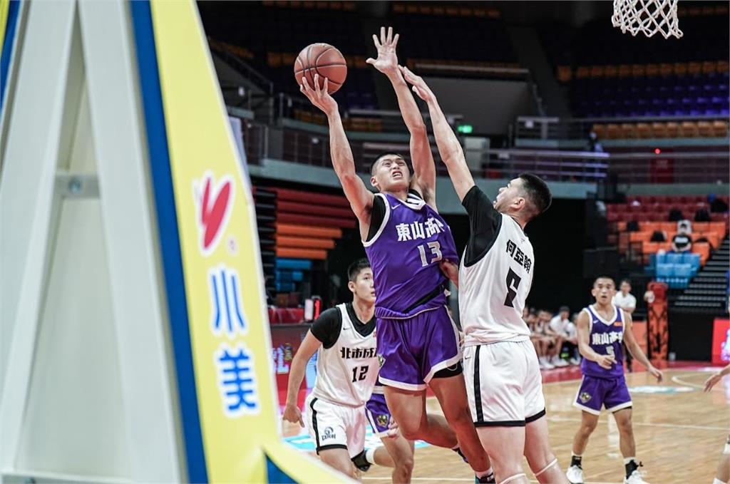 HBL(影)／「混血王子」歐瑞克狂抓籃板+扣籃　錦和高中大勝彰縣成功高中晉級8強