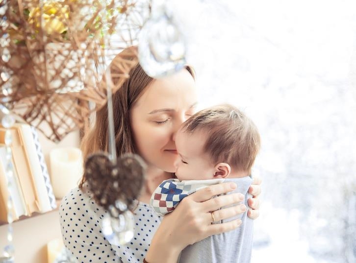 產後情緒低潮或心理困擾？醫：「留意訊號、主動求助」全家分擔是關鍵