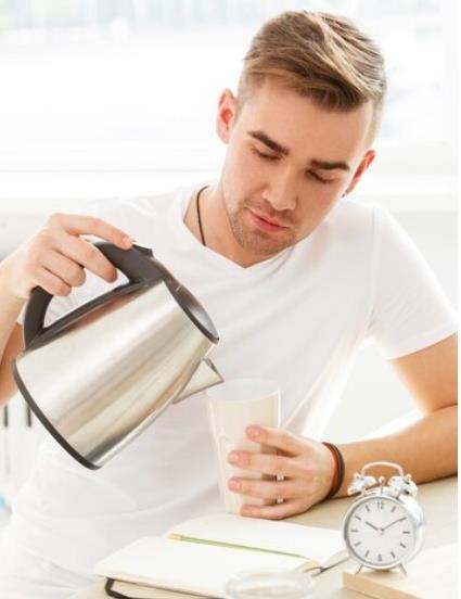 天冷為何要喝溫開水！專家解密保暖祕訣　冬天喝水別超過「這溫度」