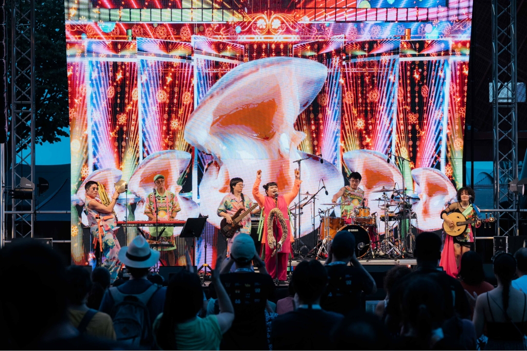 金曲樂團巴黎演出遭台下觀眾飆罵!「原因曝光」團員也超意外