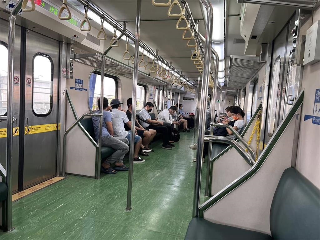 台鐵乘客按「1裝置」嫌車廂太熱！列車長用「高級酸」3次回應獲全網讚翻