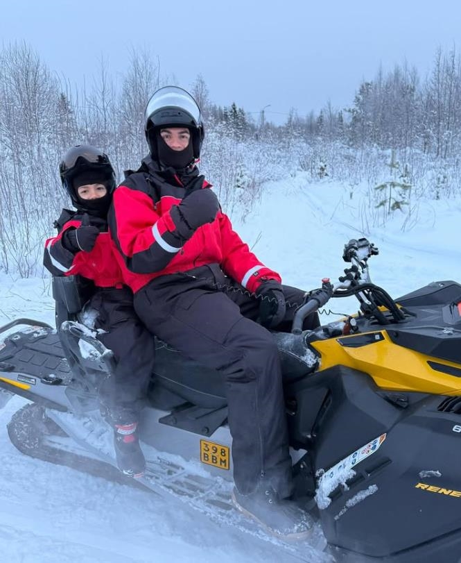 足球(影)/C羅假期中冰天雪地秀出完美腹肌 祝所有粉絲耶誕快樂