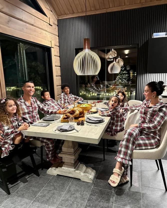 足球(影)/C羅假期中冰天雪地秀出完美腹肌 祝所有粉絲耶誕快樂