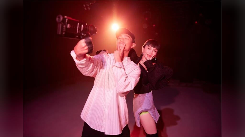 楊祐寧開口唱壓力爆汗 魏如萱幫他展現自我 殺青樂呼「玩開了」