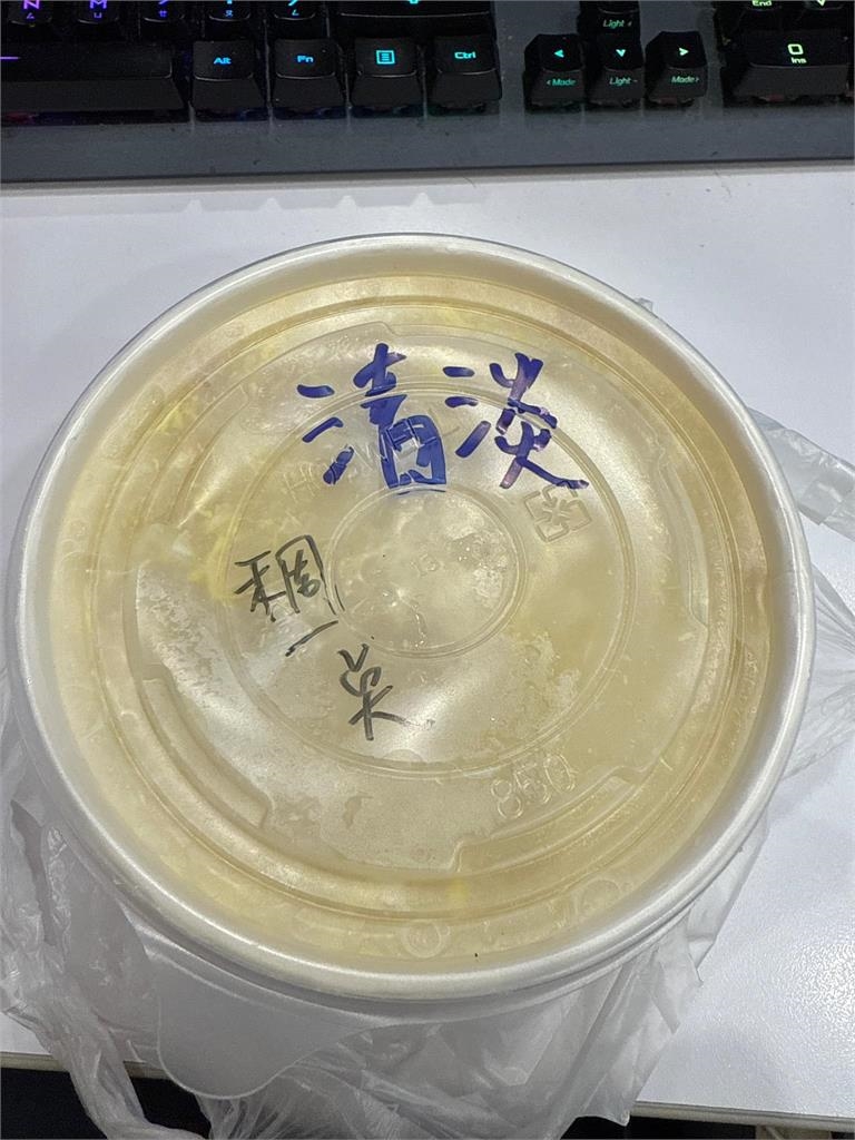 腸胃炎點外送想吃粥！見老闆「親手寫1句話」他當場暖哭：直接被圈粉