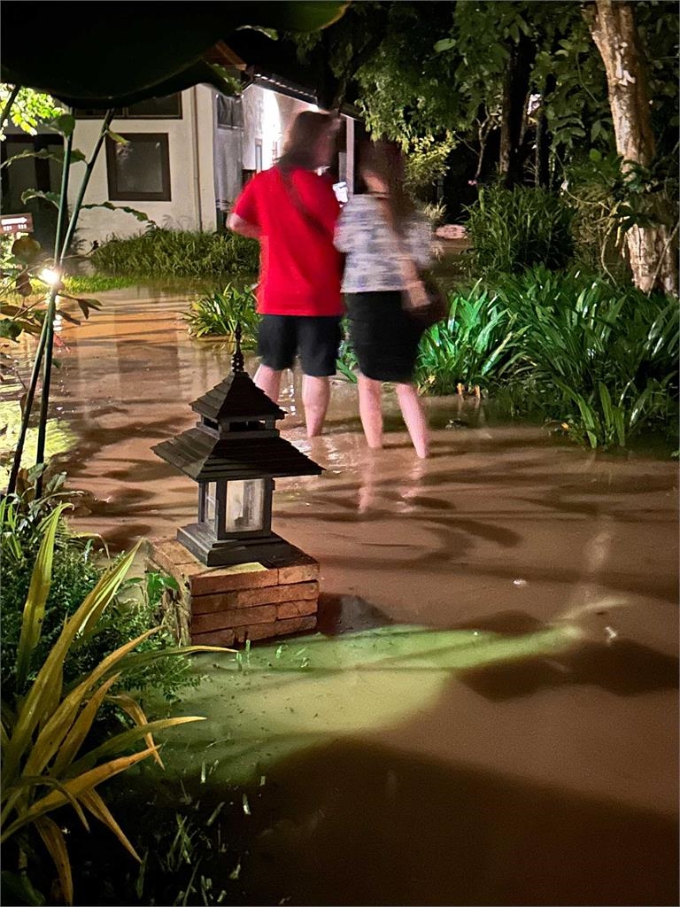 才爆合約糾紛!台語女歌手爆泰國慘遇「最大水災」!半夜急撤離狼狽畫面曝