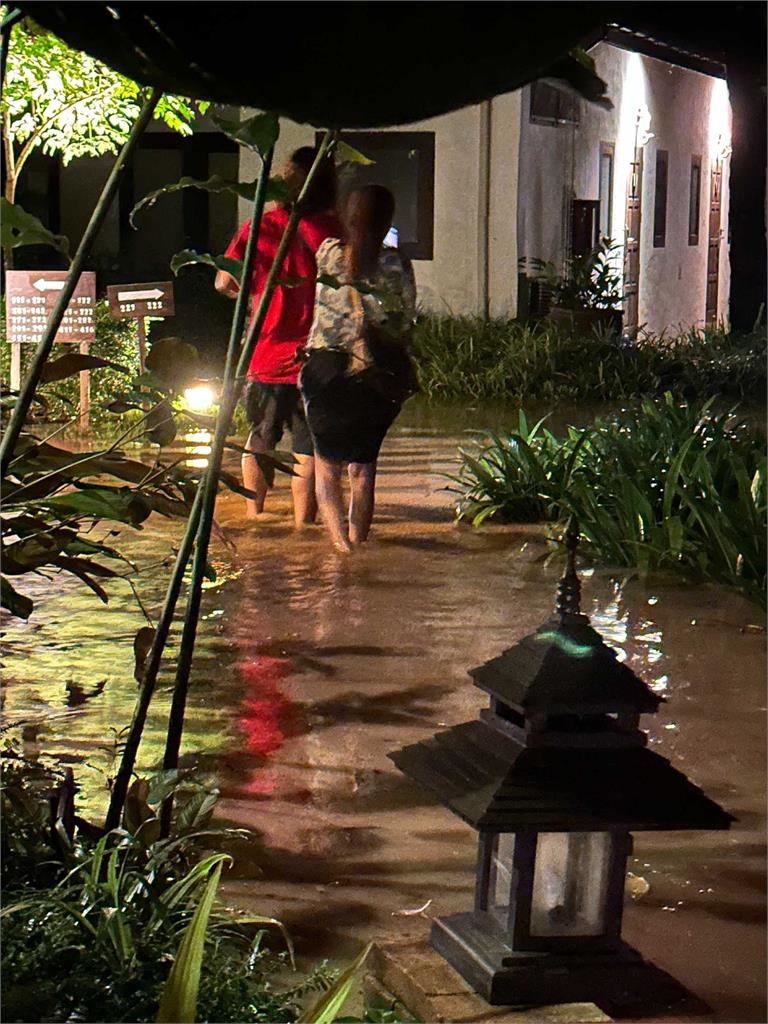 才爆合約糾紛!台語女歌手爆泰國慘遇「最大水災」!半夜急撤離狼狽畫面曝