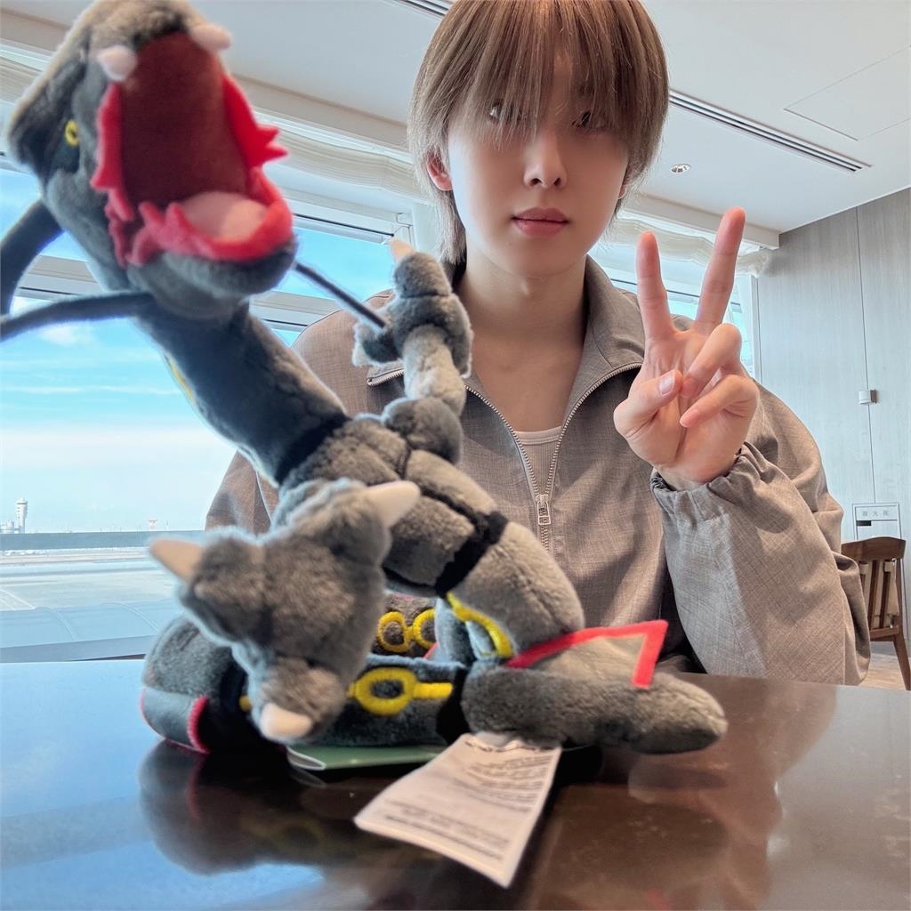 韓男團偶像曬機場「比YA照」遭炎上!粉絲「1句話」還原貼文真相