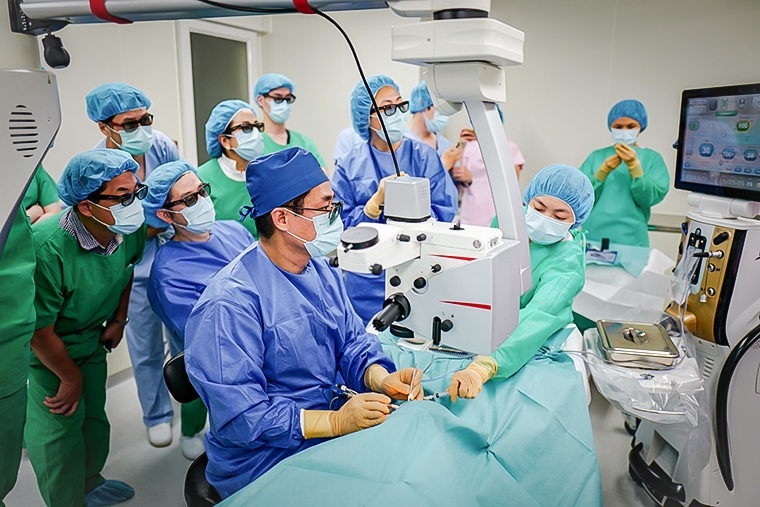 林鴻源醫師投入大量精力於手術技術教學，致力培養新一代眼科醫師。
