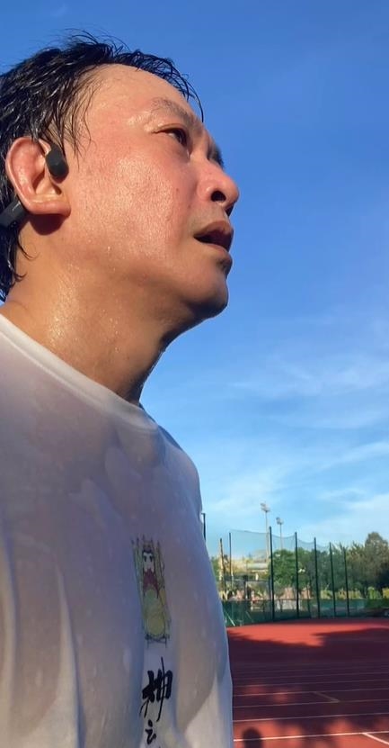 王識賢跑步「56歲真面目」被吹開！驚人髮線「判若兩人」網嚇爛