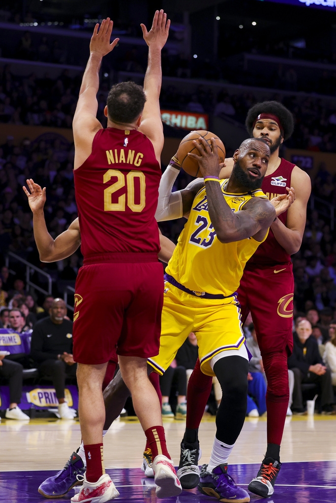 NBA/詹皇40歲首場比賽 「皇之子」布朗尼回歸父子連線秀爆扣