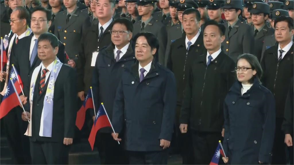 快新聞/賴清德、蕭美琴出席元旦升旗典禮 「英倫風」外套成焦點!