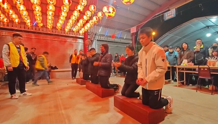 連續11年跨年擲筊! 民眾擲13聖筊贏得「博杯王」