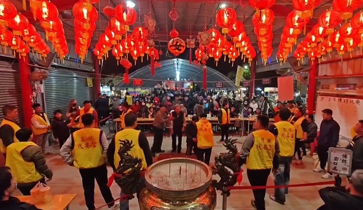 連續11年跨年擲筊! 民眾擲13聖筊贏得「博杯王」