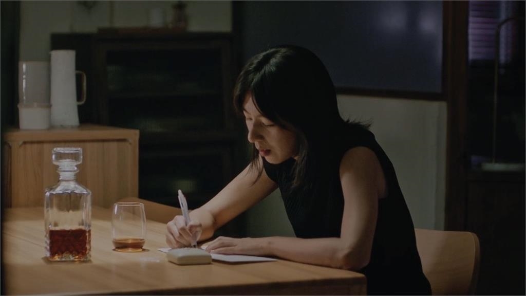 五月天MV女主角穿回「高中制服」無違和!1照片證明果真「淡顏天花板」