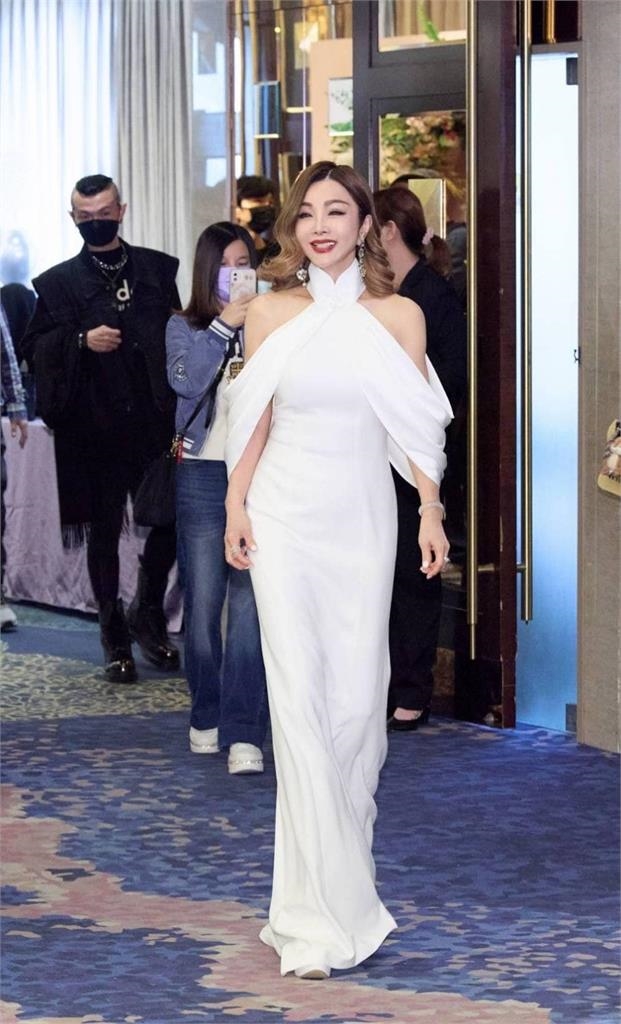 高鐵「0瑕疵正妹」竟是陳美鳳!68歲「真實膚況」震撼網:哪位小姐姐