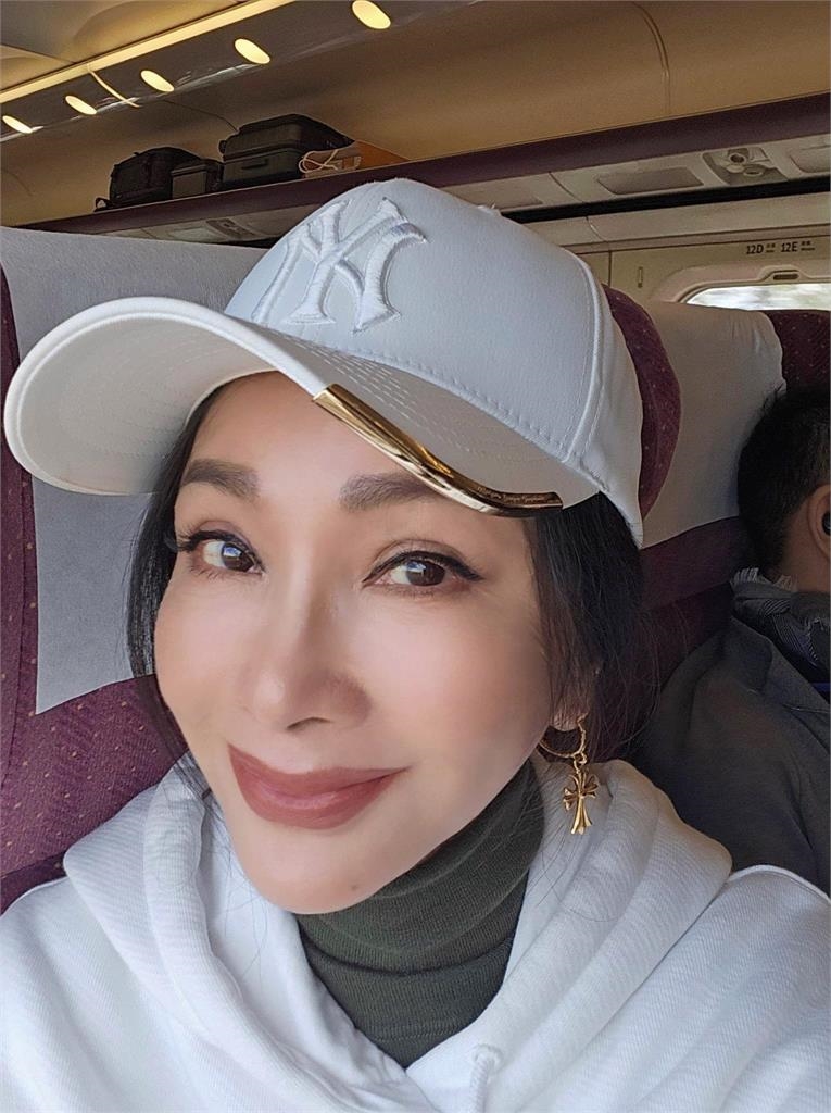 高鐵「0瑕疵正妹」竟是陳美鳳!68歲「真實膚況」震撼網:哪位小姐姐