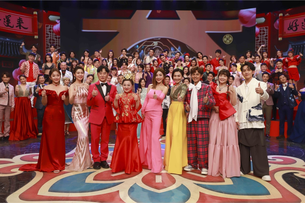 天后陳美鳳玩開了！大膽「低胸彎腰」幫龍天翔呼呼