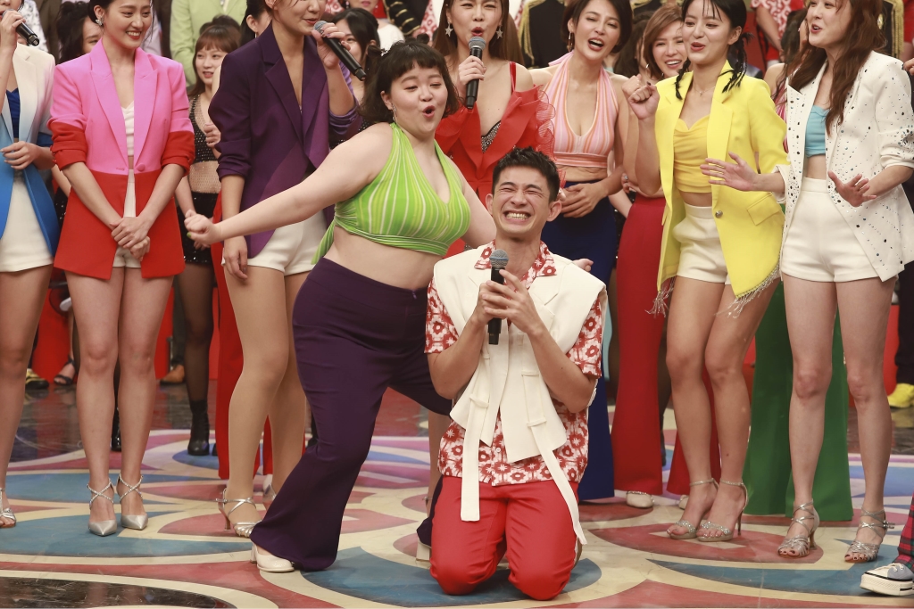 天后陳美鳳玩開了！大膽「低胸彎腰」幫龍天翔呼呼