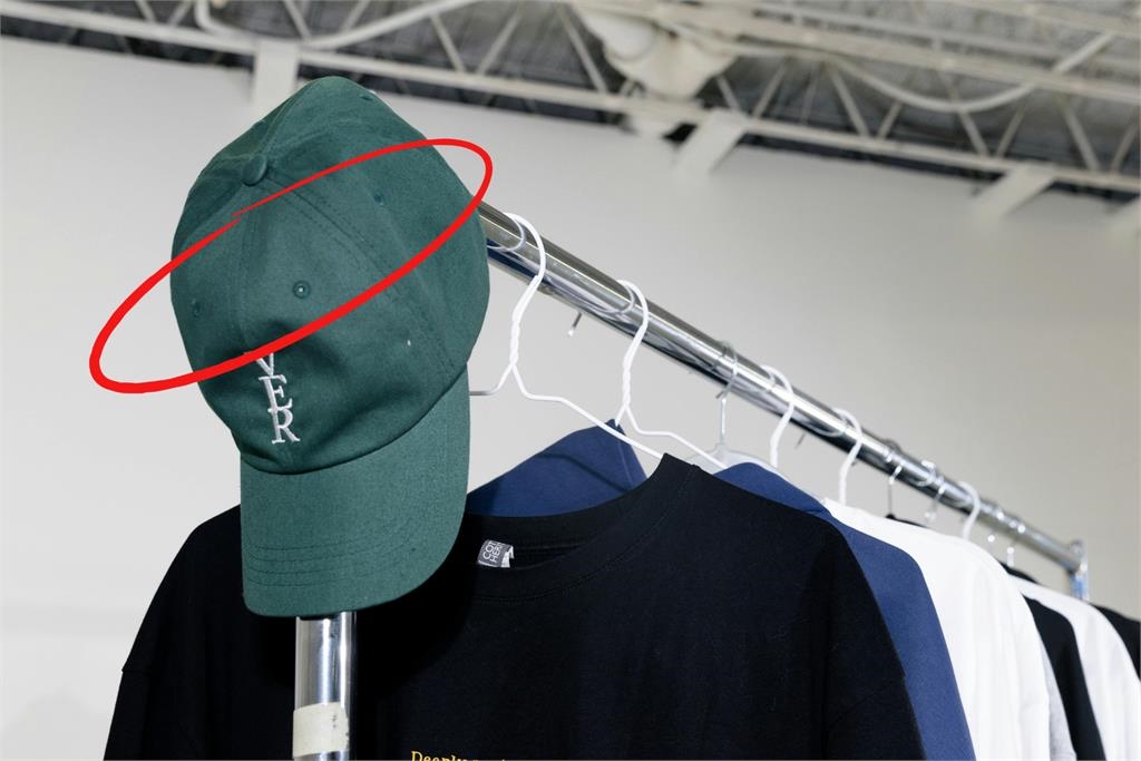 棒球帽頂上為何設計「1排小孔洞」?內行人親揭4大「重要功能」