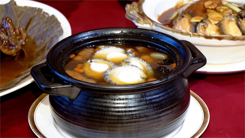 台北餐廳端出八寶鴨 花膠、鮑魚8種內餡藏鴨肚