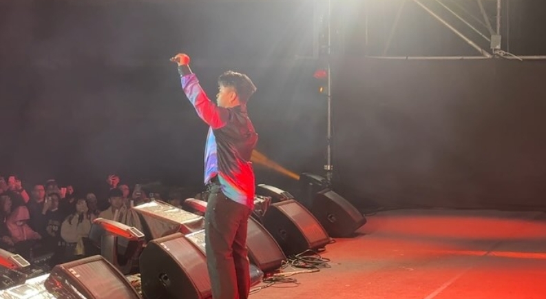 邱軍撞死運將照嗨唱3場!網挖他台上囂張喊「我看起來愛喝酒?」全場看傻