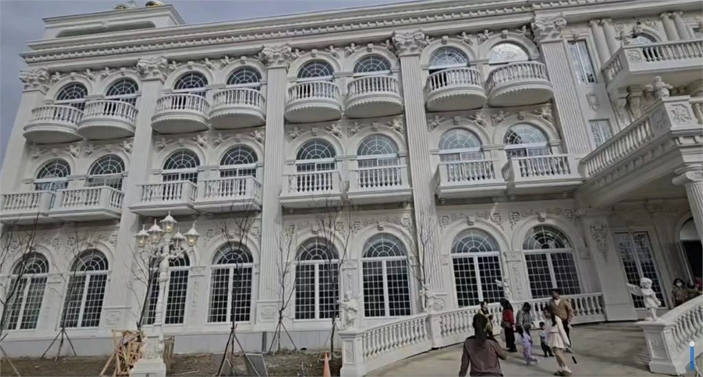 才曝新小老婆！竹北吊車大王身旁站「長髮正妹」超大場面驚呼：超扯超扯