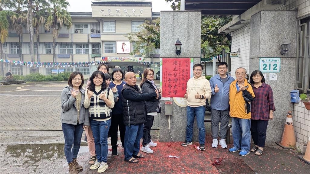 六龜高中生「錄取台大」竟遭酸!雄中校長「心疼發聲」:分數無法評價全部